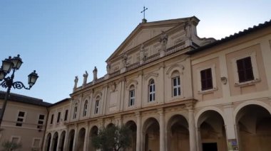 Şehrin tarihi kesimindeki Terni Katedrali