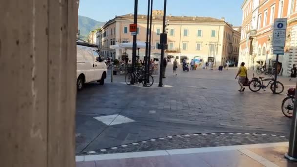 Piazza europa och det kommunala biblioteket — Stockvideo