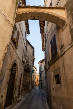 Güneşli bir günde Amelia 'nın merkezindeki cadde ve binaların mimarisi
