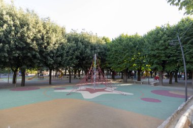 Amelia, Ameli ülkesinin duvarlarının dışındaki parkta yürüyor.