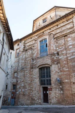 Amelia, İtalya 5 Ağustos 2020: Amelia 'nın merkezindeki cadde ve binaların mimarisi