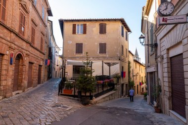 Amelia, İtalya 5 Ağustos 2020: Amelia 'nın merkezindeki Repubblica Caddesi