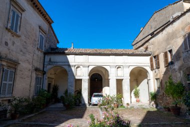 Amelia, İtalya 5 Ağustos 2020: Amelia 'nın merkezindeki cadde ve binaların mimarisi