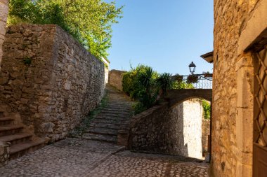 Amelia, İtalya 5 Ağustos 2020: Amelia 'nın merkezindeki cadde ve binaların mimarisi