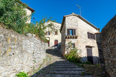 Amelia, İtalya 5 Ağustos 2020: Amelia 'nın merkezindeki cadde ve binaların mimarisi