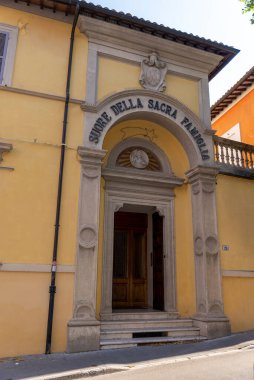 spoleto, İtalya 07 Ağustos 2020: Spoleto 'nun merkezindeki cadde ve binaların mimarisi