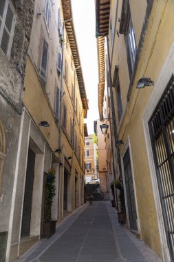 spoleto, İtalya 07 Ağustos 2020: Spoleto 'nun merkezindeki cadde ve binaların mimarisi