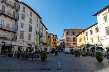spoleto, İtalya Ağustos 07: 2020: Spoleto 'nun merkezinde saat kare
