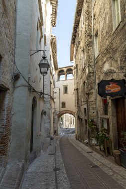 spoleto, İtalya 07 Ağustos 2020: Spoleto 'nun merkezindeki cadde ve binaların mimarisi