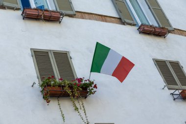 Spoleto kasabasında bir balkona İtalyan bayrağı dikildi.
