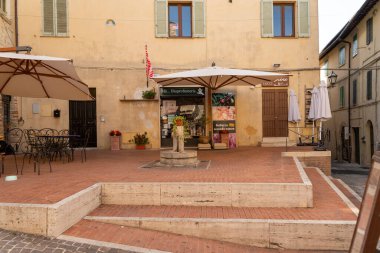 Montefalco, İtalya 13 Ağustos 2020: Montefalco 'nun merkezindeki yedi kötülüğün karesi