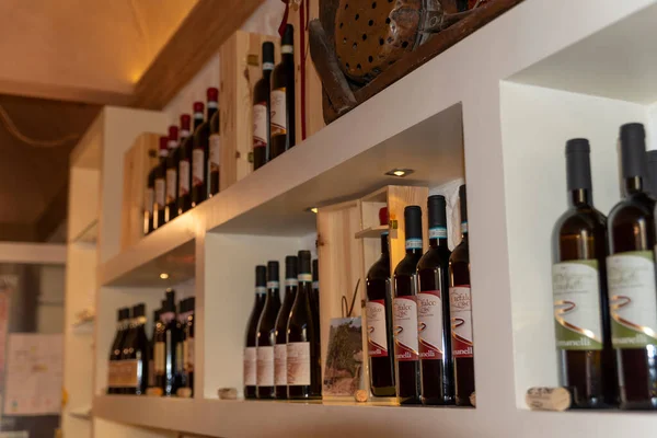 2020年8月13日 意大利蒙特法尔科 葡萄酒商店 销售来自蒙特法尔科市的葡萄酒 — 图库照片
