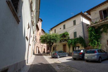 Montefalco, İtalya 13 Ağustos 2020: Montefalco kasabasındaki cadde ve meydanın mimarisi