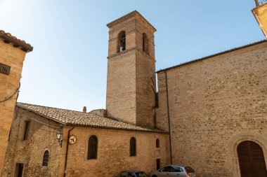 Montefalco, İtalya 13 Ağustos 2020: Montefalco 'nun merkezindeki San Bartolomeo Kilisesi