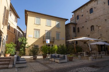 Montefalco, İtalya 13 Ağustos 2020 Piazzetta dello Spirito Divino Montefalco 'nun merkezinde.