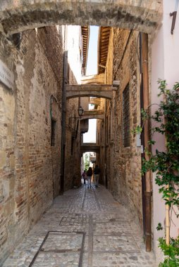 Montefalco, İtalya 13 Ağustos 2020: Montefalco kasabasındaki cadde ve meydanın mimarisi