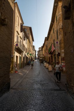 Montefalco, İtalya 13 Ağustos 2020: Montefalco 'nun merkezinde Corso Goffredo Mameli