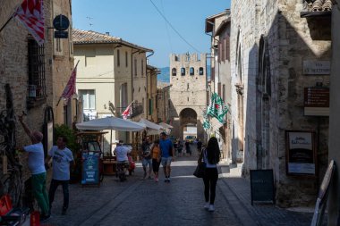 Montefalco, İtalya 13 Ağustos 2020: Montefalco şehrinin merkezinde Corso Goffredo Mameli