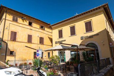 Montefalco, İtalya 13 Ağustos 2020: İç Meydan Montefalco kasabasının bankası nerede?