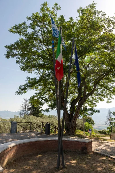 Flagi umieszczone na tarasie panoramicznym Montefalco — Zdjęcie stockowe