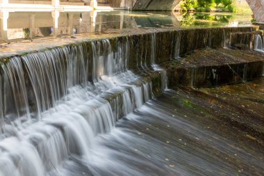 Güneşli bir günde Bevagna şehrinin dışında şelaleler