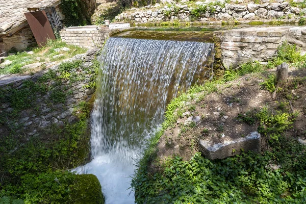 Piccolo Hace Agua Forma Una Pequeña Cascada Día Soleado — Foto de Stock