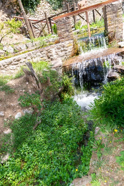 Piccolo Faz Água Forma Uma Pequena Cachoeira Dia Ensolarado — Fotografia de Stock