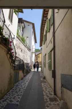 Rasiglia, İtalya 13 Ağustos 2020: Sokak mimarisi ve Rasiglia ülkesinin yivcisi