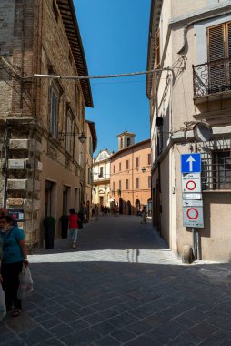 Bevagna, İtalya 13 Ağustos 2020: Bevagna kasabasındaki cadde ve meydanın mimarisi