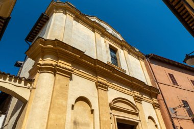 Bevagna, İtalya 13 Ağustos 2020: Bevagna kasabasındaki cadde ve meydanın mimarisi