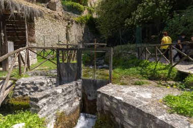 Rasiglia, İtalya 13 Ağustos 2020: Rasiglia kasabasının merkezinde küçük şelaleler oluşturan akarsular