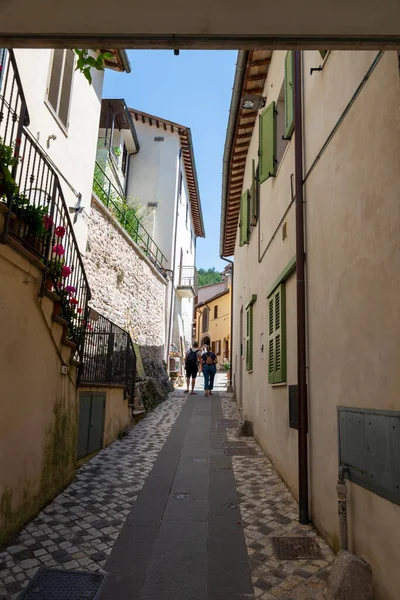 Rasiglia, İtalya 13 Ağustos 2020: Sokak mimarisi ve Rasiglia ülkesinin yivcisi