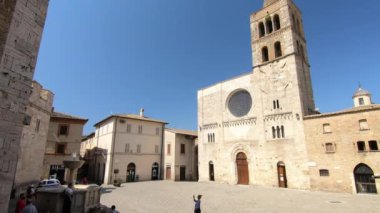 13 Ağustos 2020, Bevagna meydanındaki San Michele Arcangelo Kilisesi 'nin zaman aşımı.