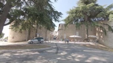 Montefalco, İtalya 13 Ağustos 2020: Montefalco 'nun Rocca kapısının dışındaki Belvedere' deki anıt direği