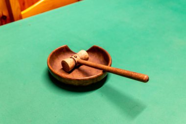 Antik terasotta tenceresi ve ahşap nestoli.