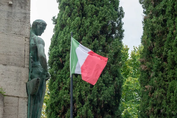 Terni Ιταλία Αυγούστου 2020 Σημαία Ιταλίας Μπροστά Από Μνημείο Πολέμου — Φωτογραφία Αρχείου