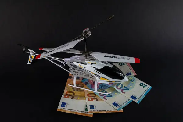 イタリアのテルニ2020年8月21日 異なる宗派のユーロ紙幣の上にモデルヘリコプター — ストック写真