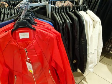 Terni.italy 23 Ağustos 2020: satış dönemlerinde mağazada giysi parçaları sergilenmektedir.