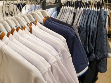 Terni.italy 23 Ağustos 2020: satış dönemlerinde mağazada giysi parçaları sergilenmektedir.