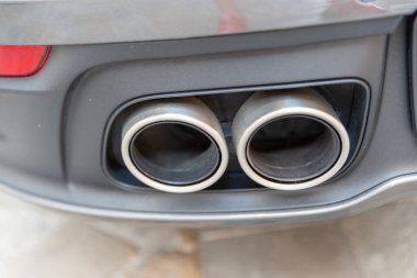 Silindirik çifte spor araba egzozu.