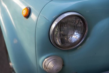Terni, İtalya 28 Ağustos 2020: açık mavi vintage Fiat 500 detayı
