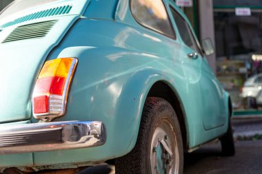 Terni, İtalya 28 Ağustos 2020: açık mavi vintage Fiat 500 detayı