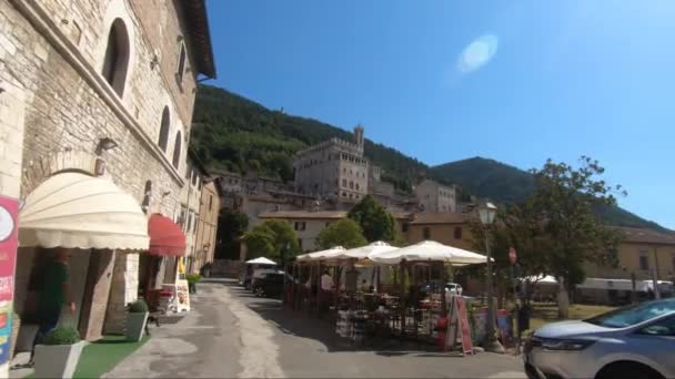 Quadrat von Quranta Martiri Blick auf Gubbio — Stockvideo