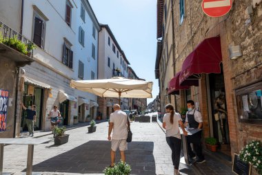 Gubbio, İtalya 29 Ağustos 2020: Gubbio kasabasındaki Giuseppe Garibaldi rotası