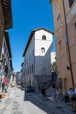 Gubbio, İtalya 29 Ağustos 2020: Gubbio kasabasındaki cadde ve binaların mimarisi