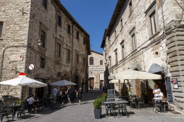 Gubbio, İtalya 29 Ağustos 2020: Piazza Giordano Bruno GUbbio şehrinin merkezinde.