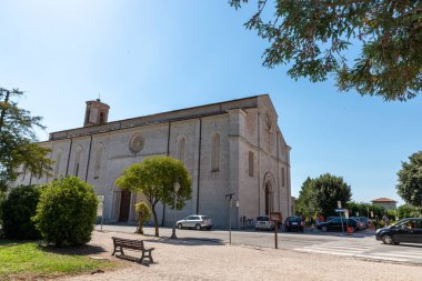 Gubbio, İtalya 29 Ağustos 2020: Gubbio kasabasındaki San Francesco Kilisesi