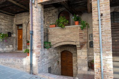 Gubbio, İtalya 29 Ağustos 2020: Gubbio kasabasındaki cadde ve binaların mimarisi