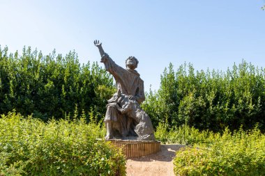 Gubbio, İtalya 29 Ağustos 2020: Gubbio kasabasındaki San Francesco heykeli