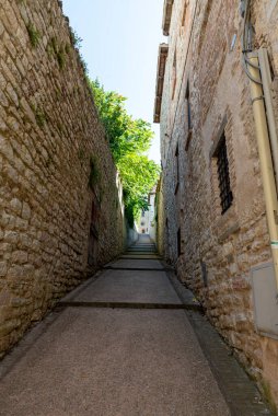 Gubbio, İtalya 29 Ağustos 2020: Gubbio kasabasındaki cadde ve binaların mimarisi